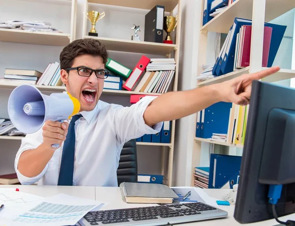 Occupato uomo d'affari frustrato arrabbiato in ufficio — Foto Stock