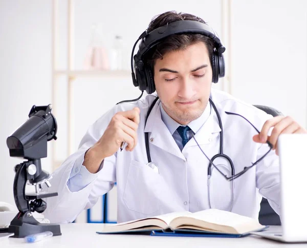 Médico varón escuchando al paciente durante la sesión de telemedicina —  Fotos de Stock