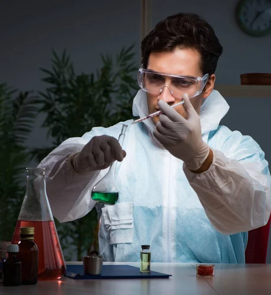 Badacz leków pracujących w laboratorium — Zdjęcie stockowe