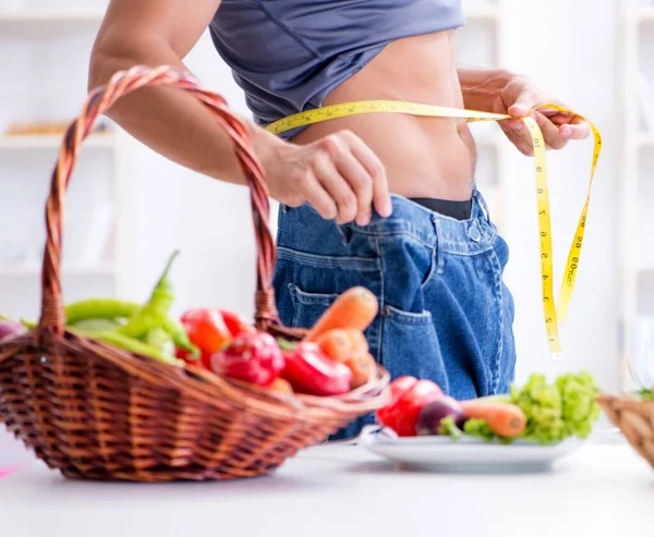 Jovem em alimentação saudável e conceito de dieta — Fotografia de Stock