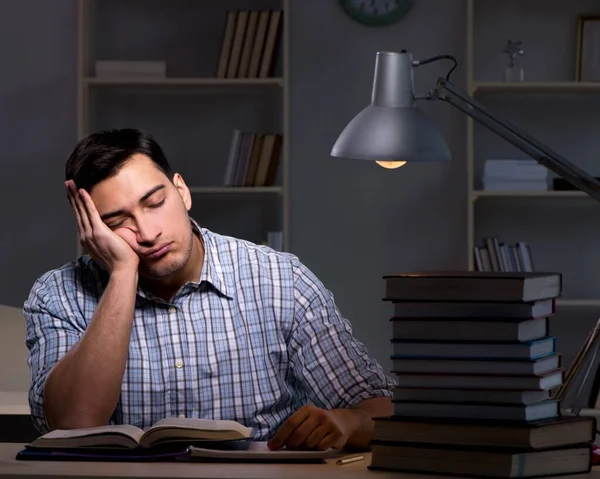 Student förbereder sig för tentamen sent på kvällen — Stockfoto