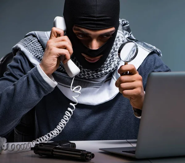 Terrorist burglar with gun asking for money ransom — Stock Photo, Image