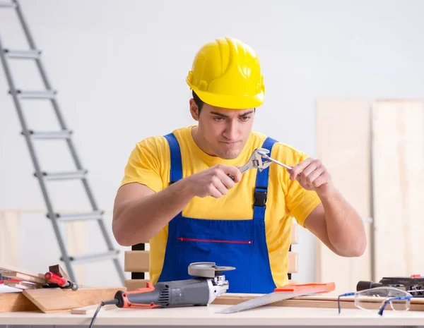 Fußbodenreparateur enttäuscht von seiner Arbeit — Stockfoto