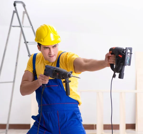 Reparador de piso decepcionado com o seu trabalho — Fotografia de Stock