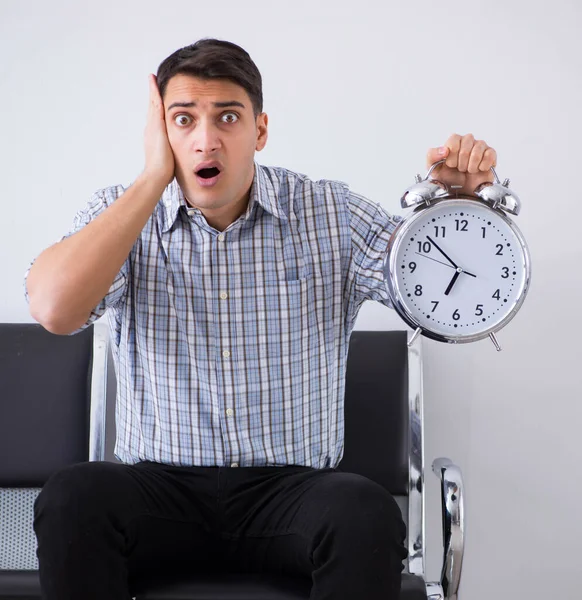 Hombre ansiosamente impaciente esperando en el vestíbulo —  Fotos de Stock