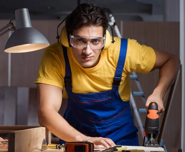 Trabajador que trabaja en taller de reparación en concepto de carpintería —  Fotos de Stock