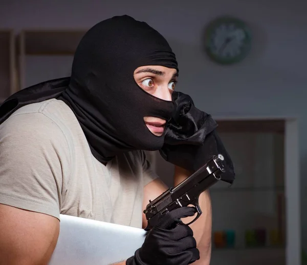 Ladrón con máscara de pasamontañas en la escena del crimen — Foto de Stock