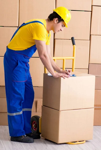 Homem empreiteiro que trabalha com caixas de entrega — Fotografia de Stock