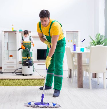 Evde çalışan profesyonel müteahhitleri temizliyorum.