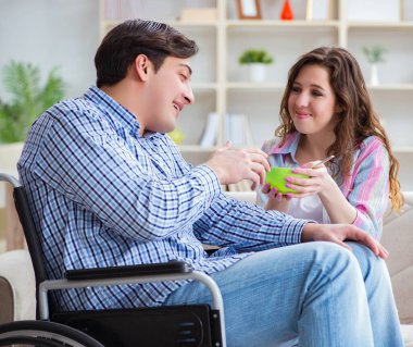 Genç bir aile birbirine göz kulak oluyor.