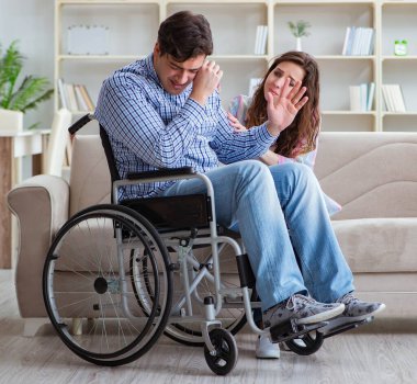 Tekerlekli sandalyedeki çaresiz kişi