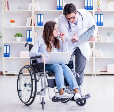 Doktor hastayla röntgen görüntüsünü tartışıyor