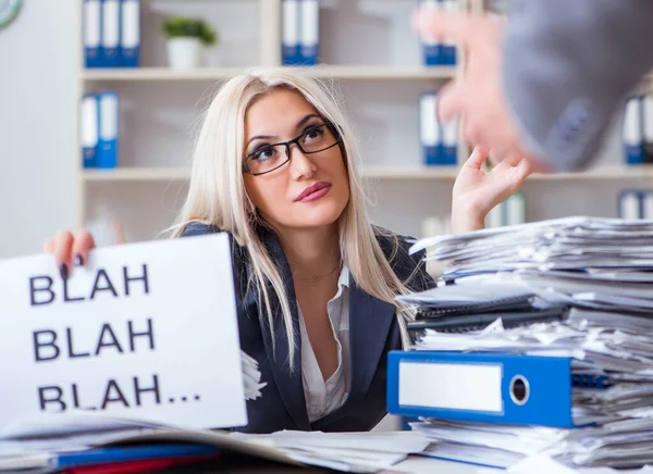 Wütender Chef brüllt seine Assistentin an — Stockfoto