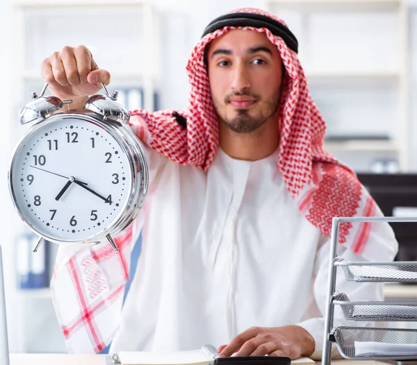 Empresário árabe trabalhando no escritório — Fotografia de Stock