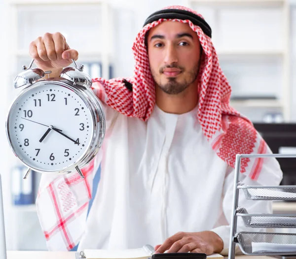 Uomo d'affari arabo che lavora in ufficio — Foto Stock