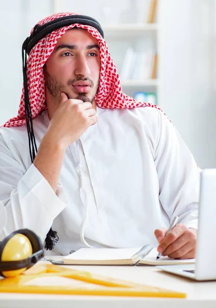 Arabischer Ingenieur arbeitet an neuem Projekt — Stockfoto