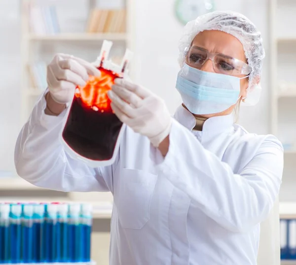 Γυναίκα γιατρός ελέγχει δείγματα αίματος στο εργαστήριο — Φωτογραφία Αρχείου