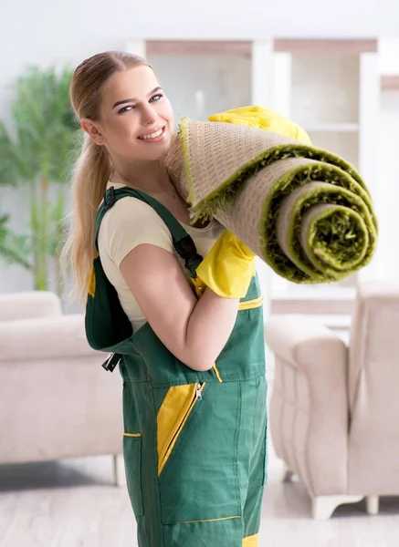 Tappeto di pulizia femminile professionale — Foto Stock