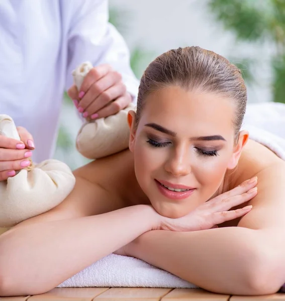 Frau bei massage session im spa — Stockfoto