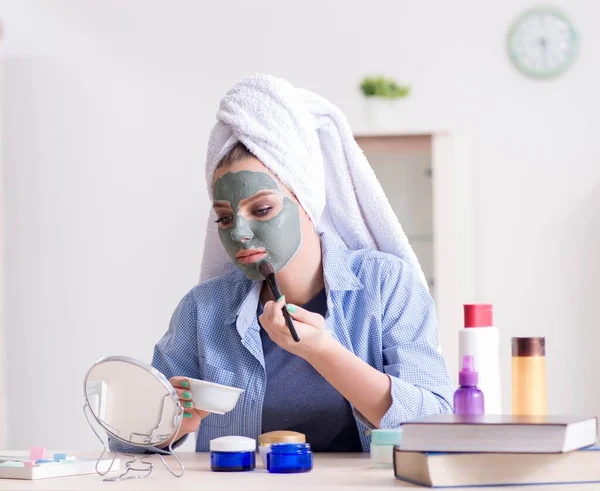 Beauty-Bloggerin trägt Maske auf und postet im Internet-Blog — Stockfoto