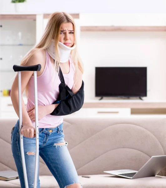 Mujer lesionada recuperándose en casa — Foto de Stock