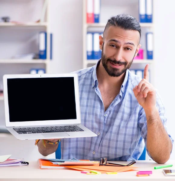 Joven diseñador trabajando en su estudio en un nuevo proyecto —  Fotos de Stock