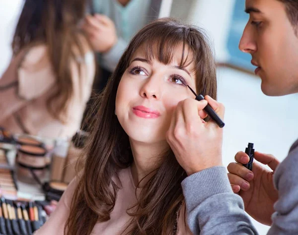 Mann macht Make-up für süße Frau im Schönheitssalon — Stockfoto