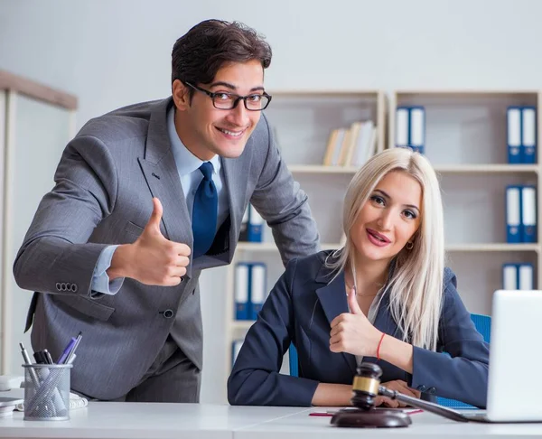 Abogado discutiendo caso legal con cliente — Foto de Stock