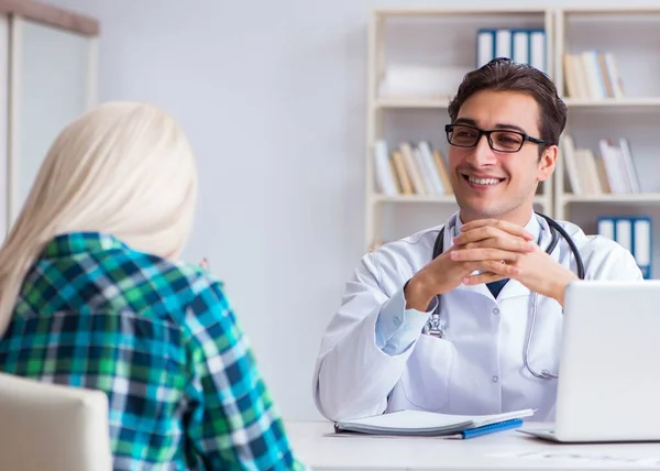 Patientbesök läkare för medicinsk kontroll på sjukhus — Stockfoto