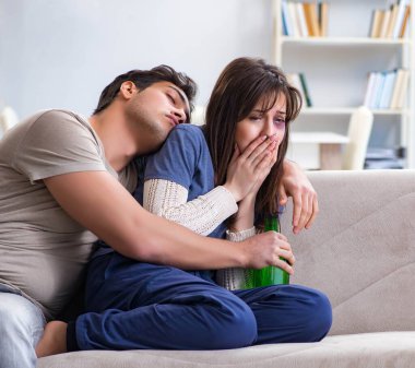 Sarhoş koca aile içi şiddet kavramında karısını taciz ediyor.