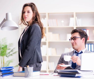 Görevde erkek ve kadınla cinsel taciz kavramı