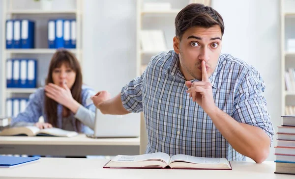 Studenter som sitter och studerar i klassrummet college — Stockfoto