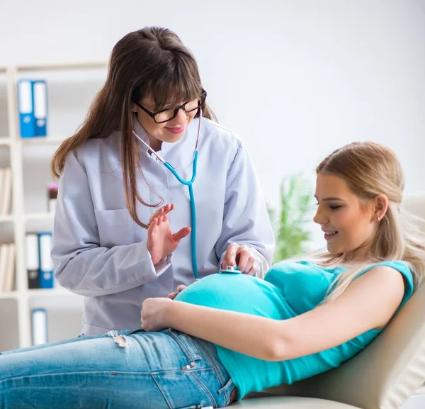 Zwangere vrouw bij regelmatige zwangerschapscontrole — Stockfoto