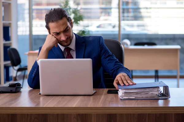 Jeune homme d'affaires employé travaillant dans le bureau — Photo