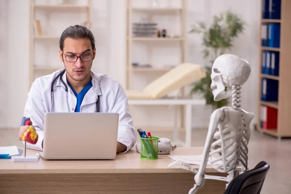 Junger Arzt und Skelettpatient in der Klinik — Stockfoto