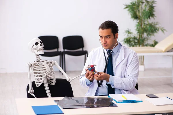 Junger Kardiologe und Skelettpatient in der Klinik — Stockfoto