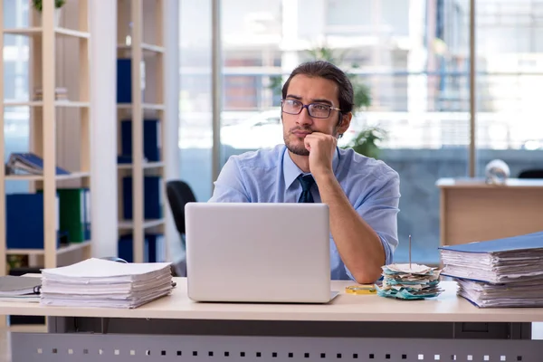 Jeune comptable homme travaillant dans le bureau — Photo