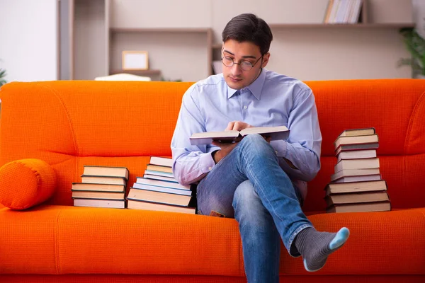 Junge männliche Studenten bereiten sich zu Hause auf Prüfungen vor — Stockfoto