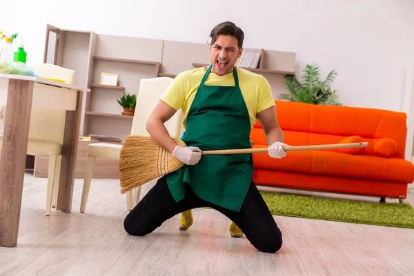 Jonge mannelijke aannemer schoonmaken van het huis binnen — Stockfoto