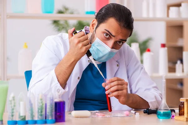 Giovane chimico maschile test sapone in laboratorio — Foto Stock