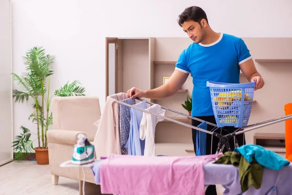 Jeune homme mari faire du repassage à la maison — Photo