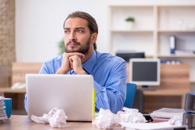 Beyin fırtınası konseptinde genç bir erkek çalışan.