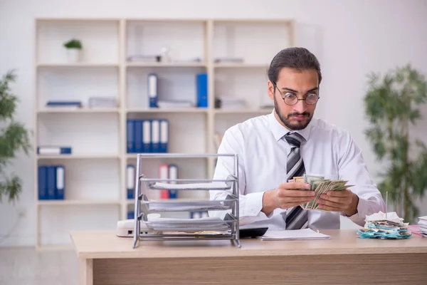 Jonge mannelijke boekhouder in budget planning concept — Stockfoto