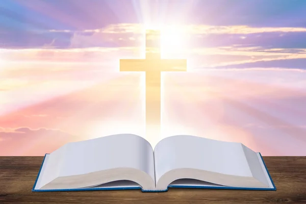 Concetto religioso con croce e libro biblico — Foto Stock