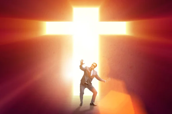 Релігійна концепція з хрестом і самотнім чоловіком — стокове фото