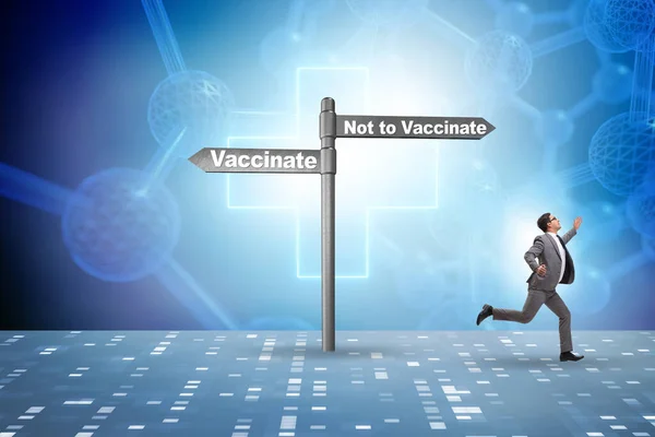 Бізнесмен стикається з дилемою вакцинації — стокове фото