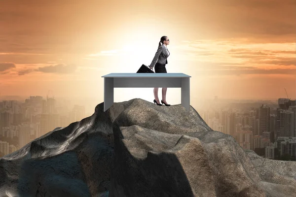 Бізнес-леді самоізоляції на вершині — стокове фото