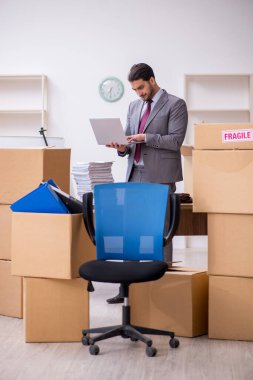 Taşınma konseptinde çalışan genç bir erkek.