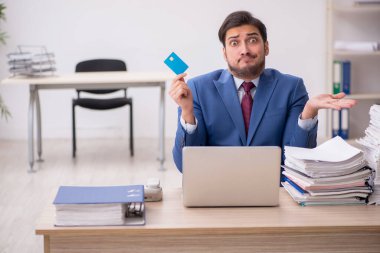 Ecommerce konseptinde genç erkek çalışan