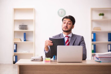 Ofiste çalışan genç işadamı.